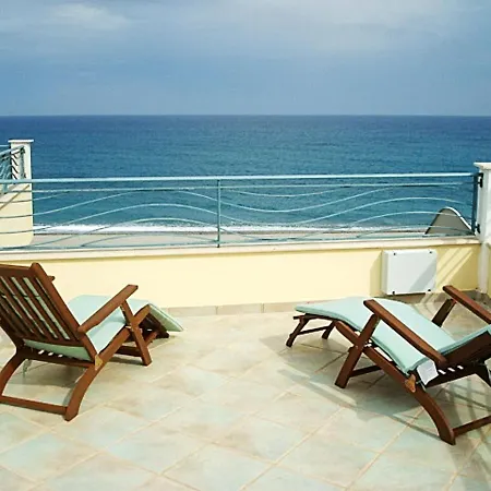 House With 3 Bedrooms In Brancaleone With Wonderful Sea View Furnished Garden And Wifi Casa de Férias