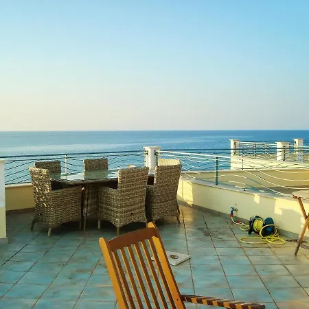 House With 3 Bedrooms In Brancaleone With Wonderful Sea View Furnished Garden And Wifi Casa de Férias