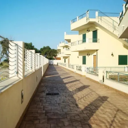 Casa de Férias House With 3 Bedrooms In Brancaleone With Wonderful Sea View Furnished Garden And Wifi