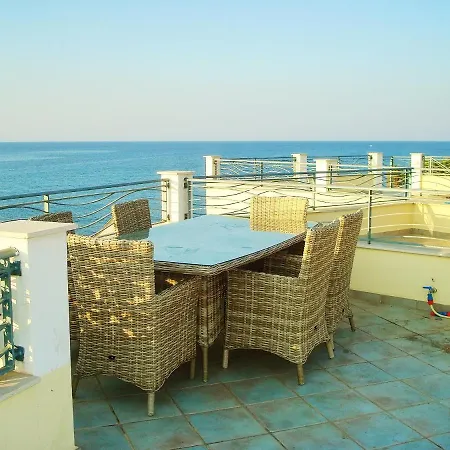 House With 3 Bedrooms In Brancaleone With Wonderful Sea View Furnished Garden And Wifi Casa de Férias *